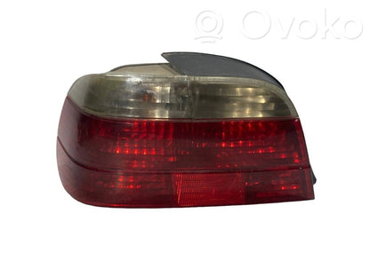 Aizmugurējais lukturis virsbūvē