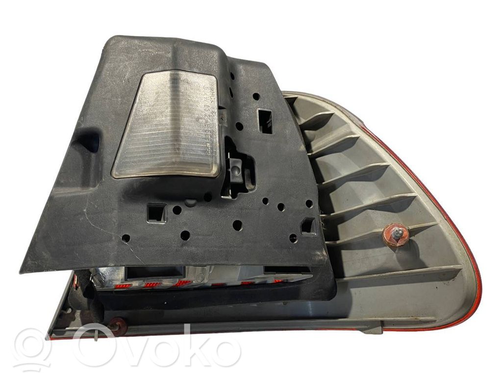 Aizmugurējais lukturis virsbūvē