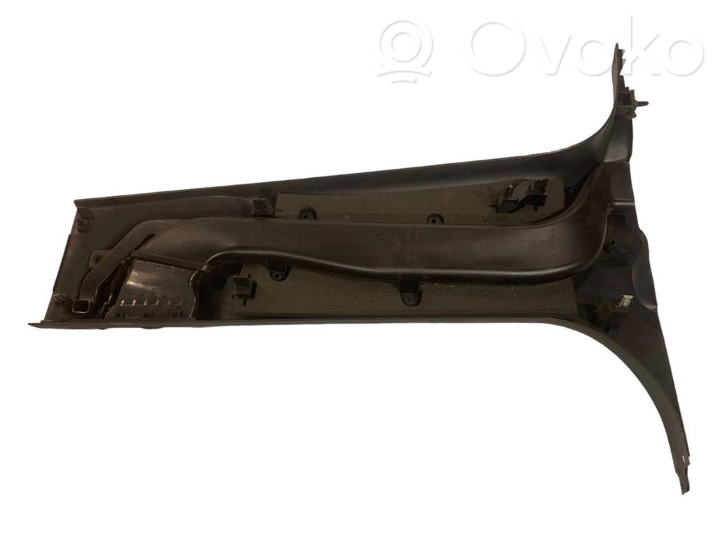 (B) statņa dekoratīvā apdare (apakšdaļa)