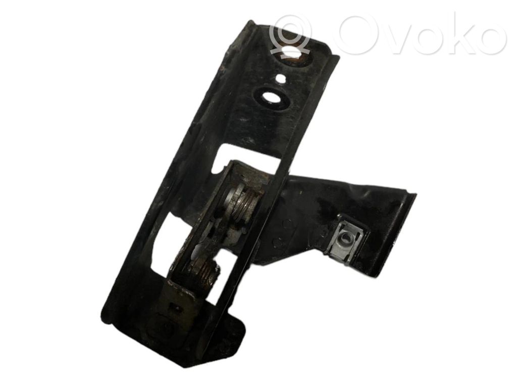 Dzinēja pārsega slēdzene