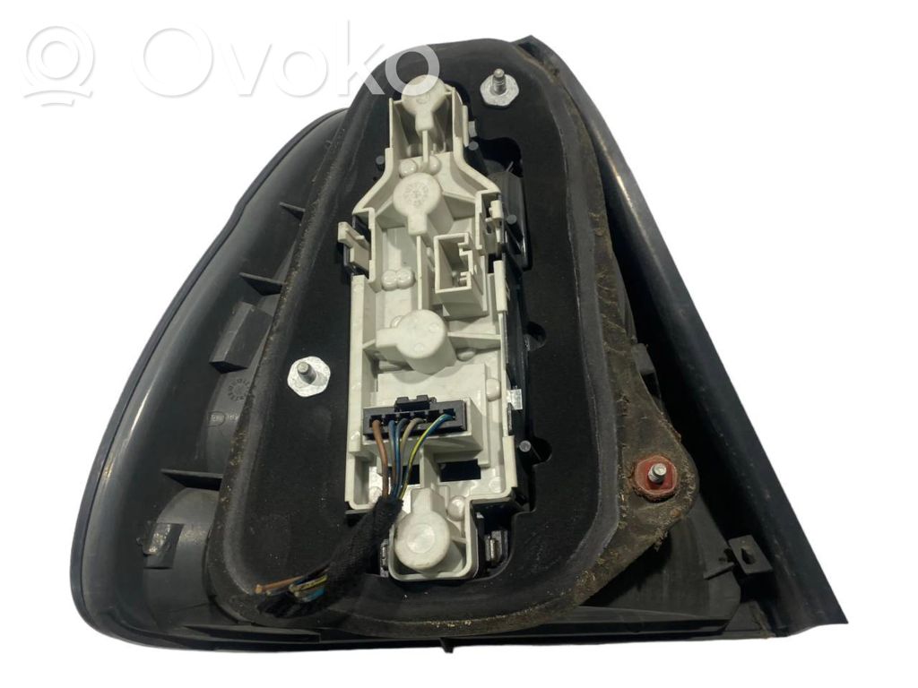 Aizmugurējais lukturis virsbūvē