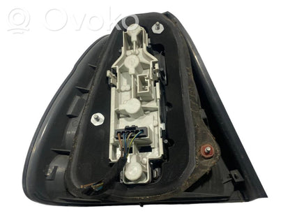 Aizmugurējais lukturis virsbūvē