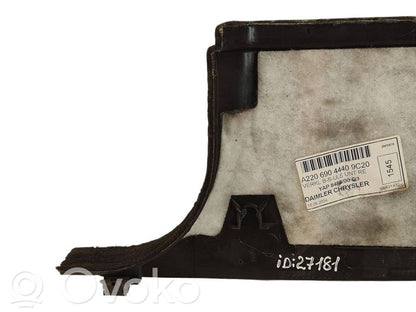 (B) statņa dekoratīvā apdare (apakšdaļa)