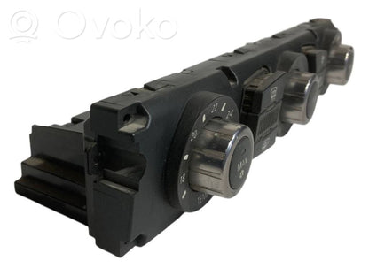 Gaisa kondicioniera / klimata kontroles / salona apsildes vadības bloks (salonā)