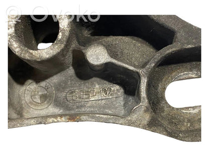 Transmission mounting bracket