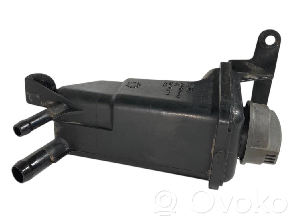 Stūres pastiprinātāja šķidruma tvertne