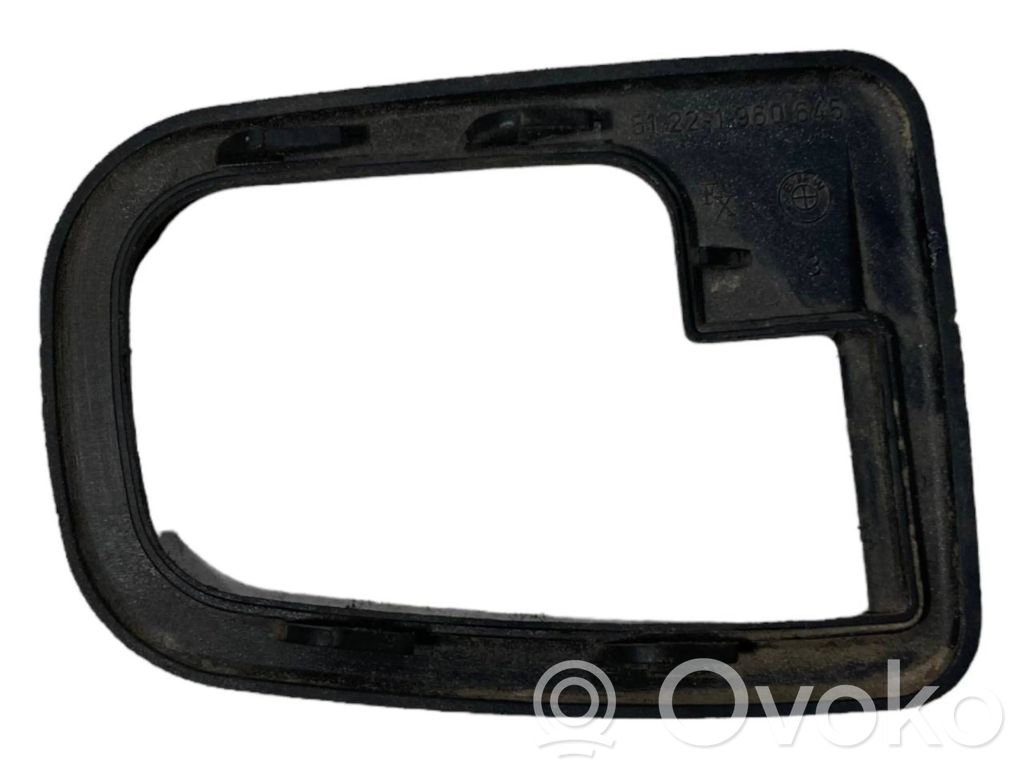 Priekšpusē durvju roktura vāciņš