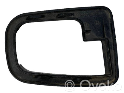 Priekšpusē durvju roktura vāciņš