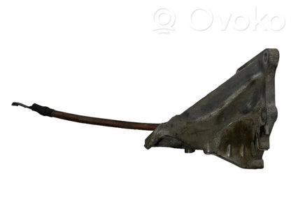 Engine mounting bracket