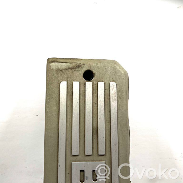 Dzinēja pārsegs (dekoratīva apdare)