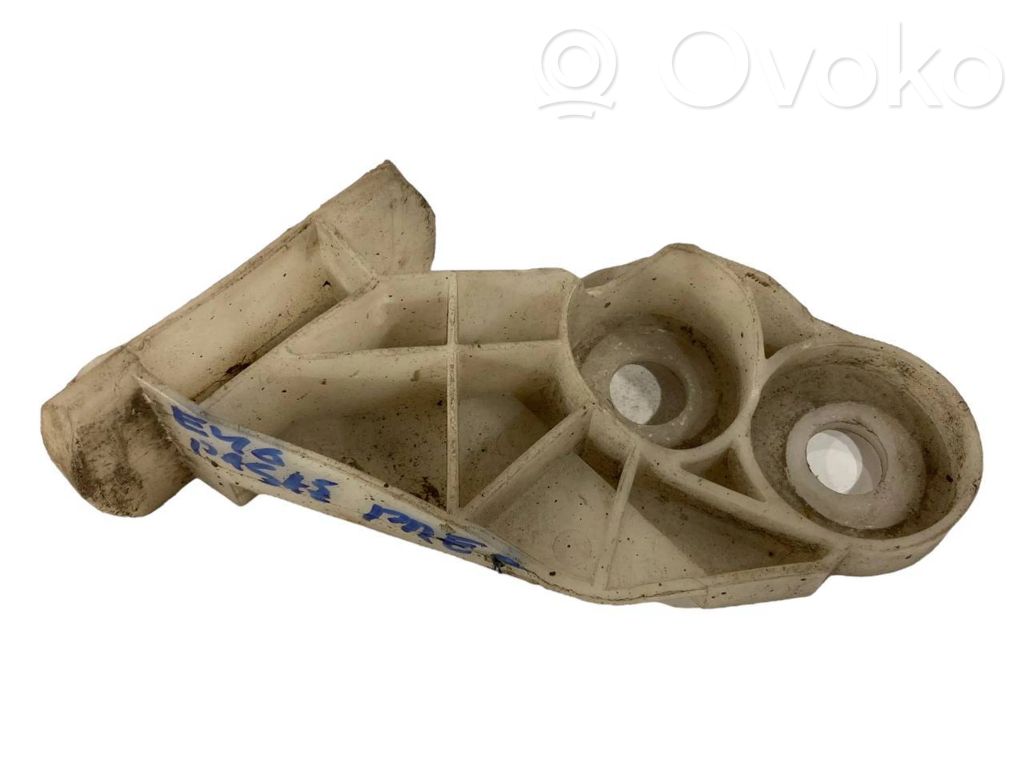 Priekšpusē bampera turētājs