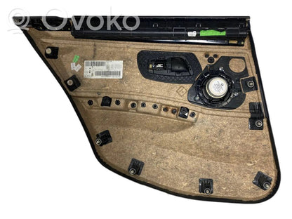 Apšuvums aizmugurējām durvīm