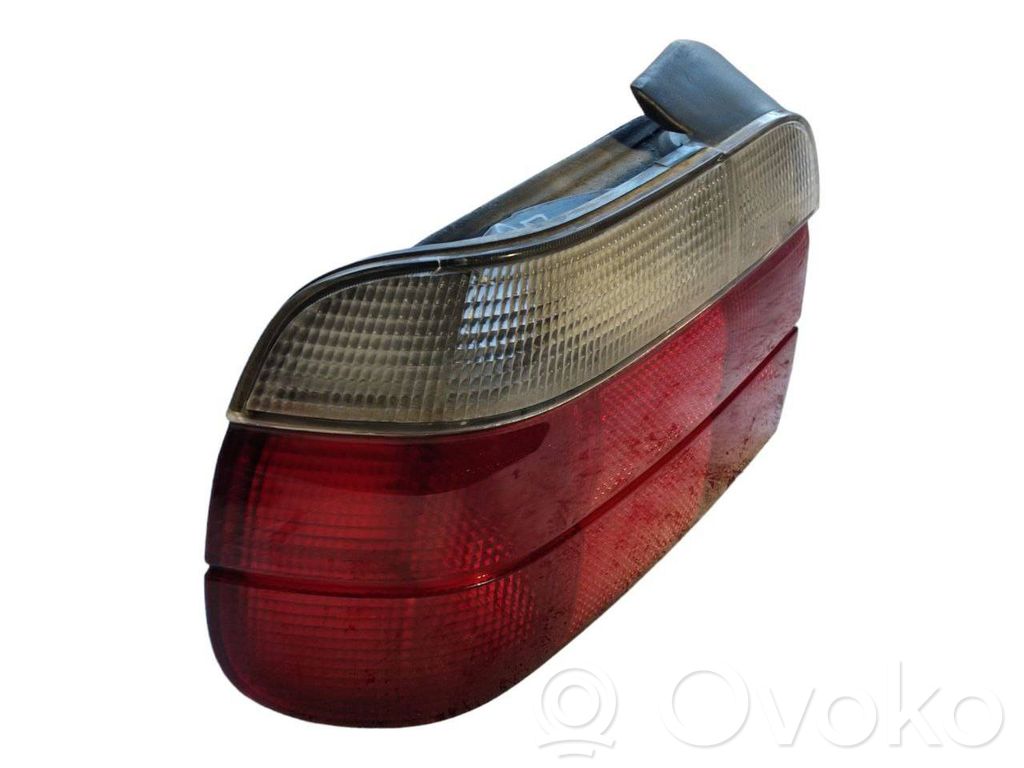 Aizmugurējais lukturis virsbūvē