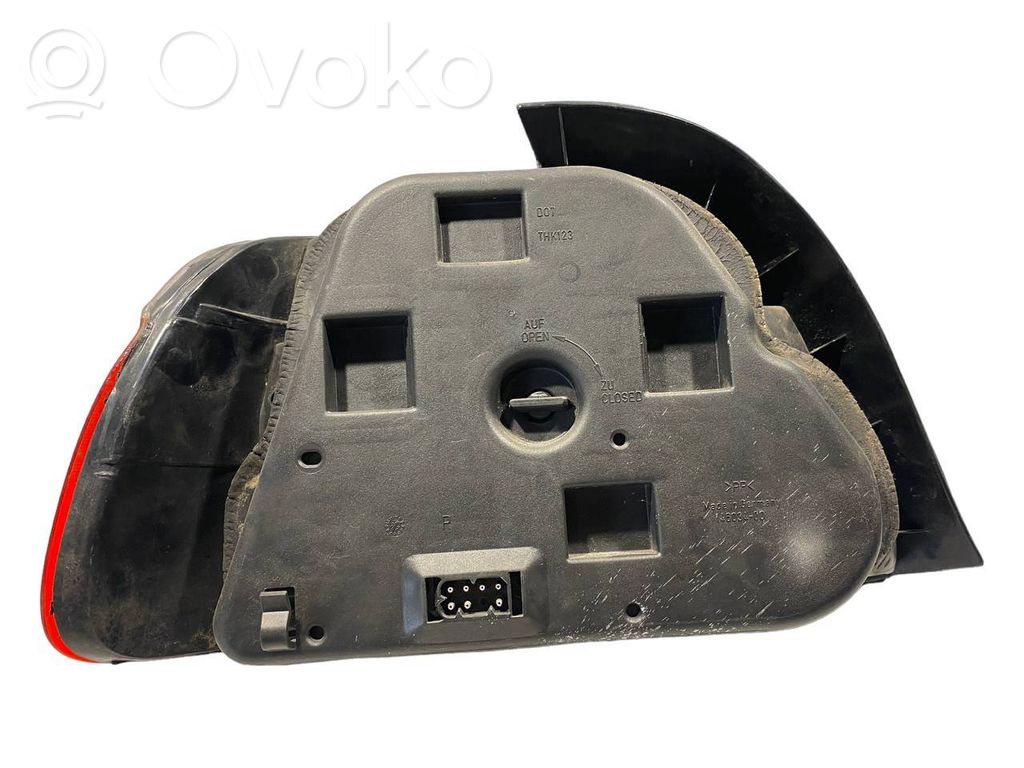 Aizmugurējais lukturis virsbūvē