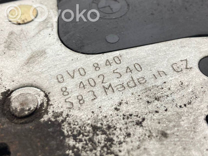 Priekšpusē slēdzene