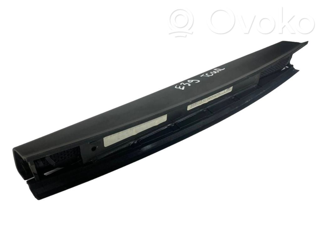 Aizmugurē logu aizkars