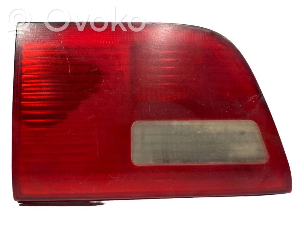 Aizmugurējais lukturis pārsegā