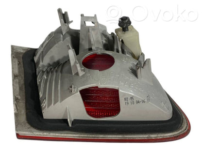 Задний фонарь на капоте