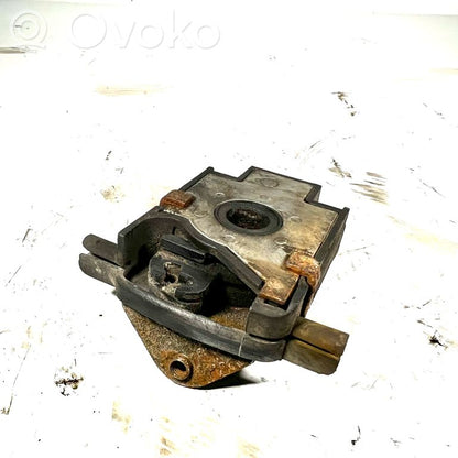 Dzinēja pārsega slēdzene