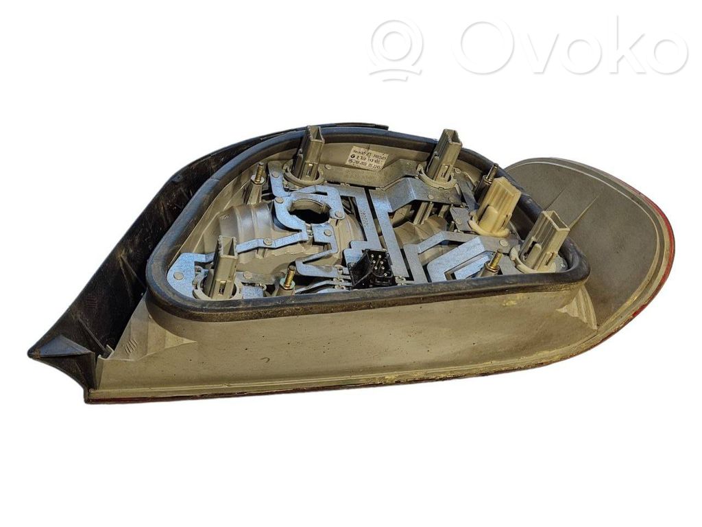 Aizmugurējais lukturis virsbūvē