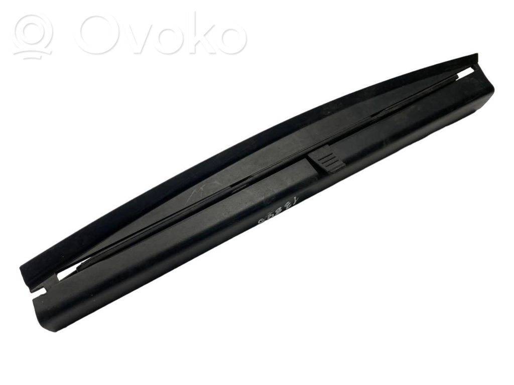 Занавеска на окне сзади