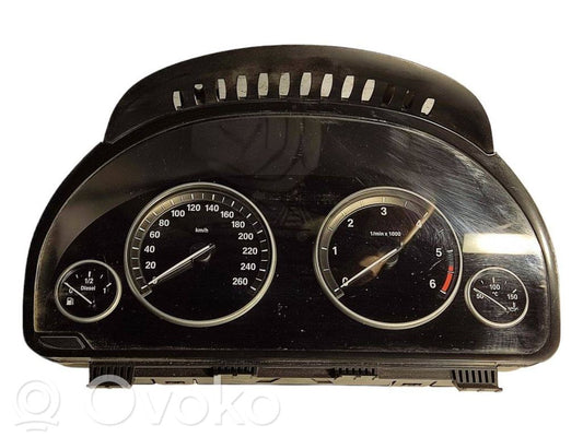 Speedometer (in the instrument panel)