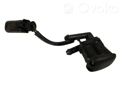 Mazgāšanas šķidruma smidzinātājs (-i) priekšējam logam