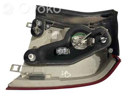 Задний фонарь в кузове