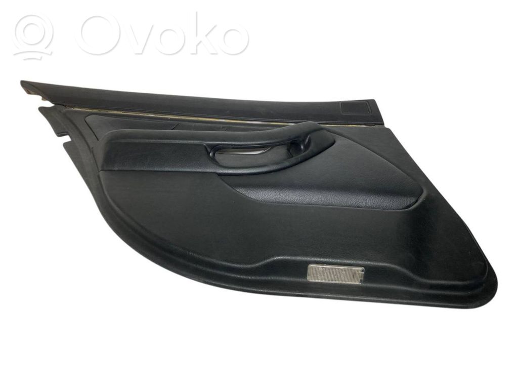 Занавеска на окне сзади