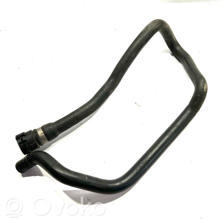 Caurulīte (-es) / šļūtene (-es)