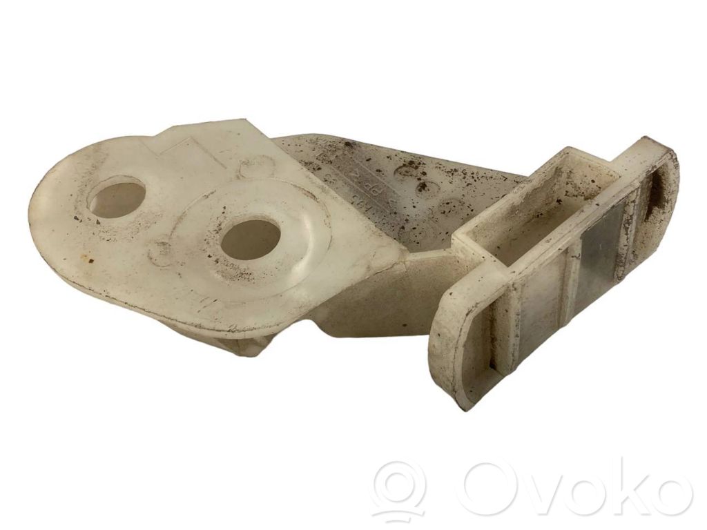 Priekšpusē bampera turētājs