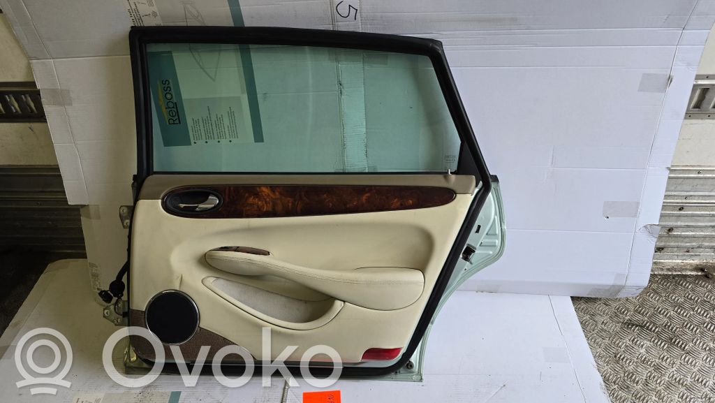 Задняя дверь