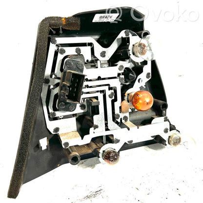 Aizmugures spuldzes vāka turētājs