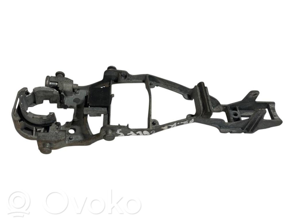 Priekšpusē turētājs / kronšteins ārējam atvēršanas rokturim