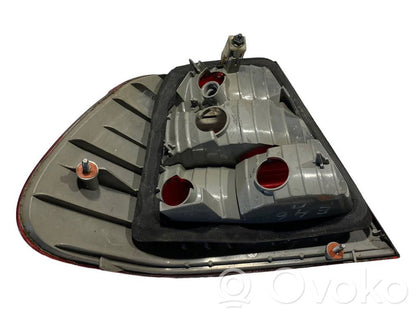 Aizmugurējais lukturis virsbūvē