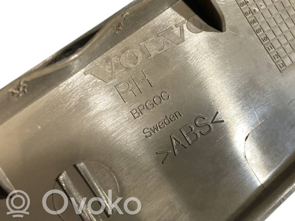 Priekšējā sliekšņa dekoratīvā apdare (iekšējā)