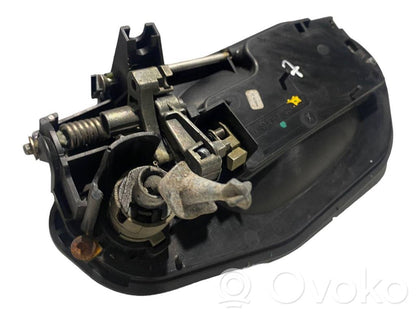 Priekšpusē turētājs / kronšteins ārējam atvēršanas rokturim