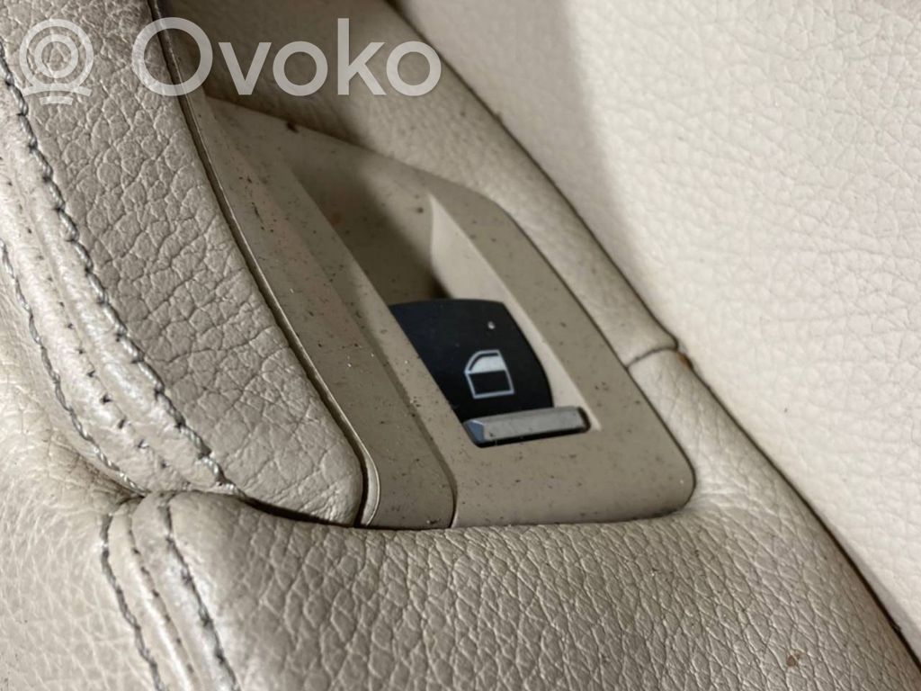 Apšuvums aizmugurējām durvīm