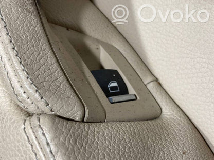 Apšuvums aizmugurējām durvīm