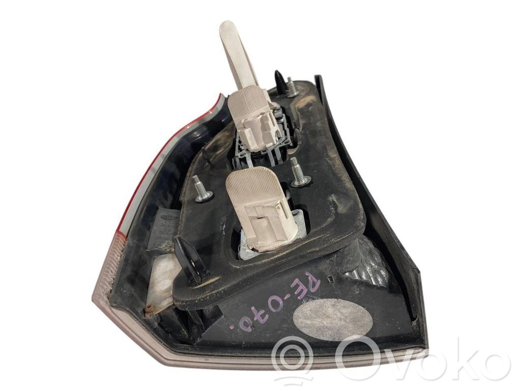 Aizmugurējais lukturis virsbūvē