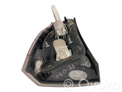 Aizmugurējais lukturis virsbūvē