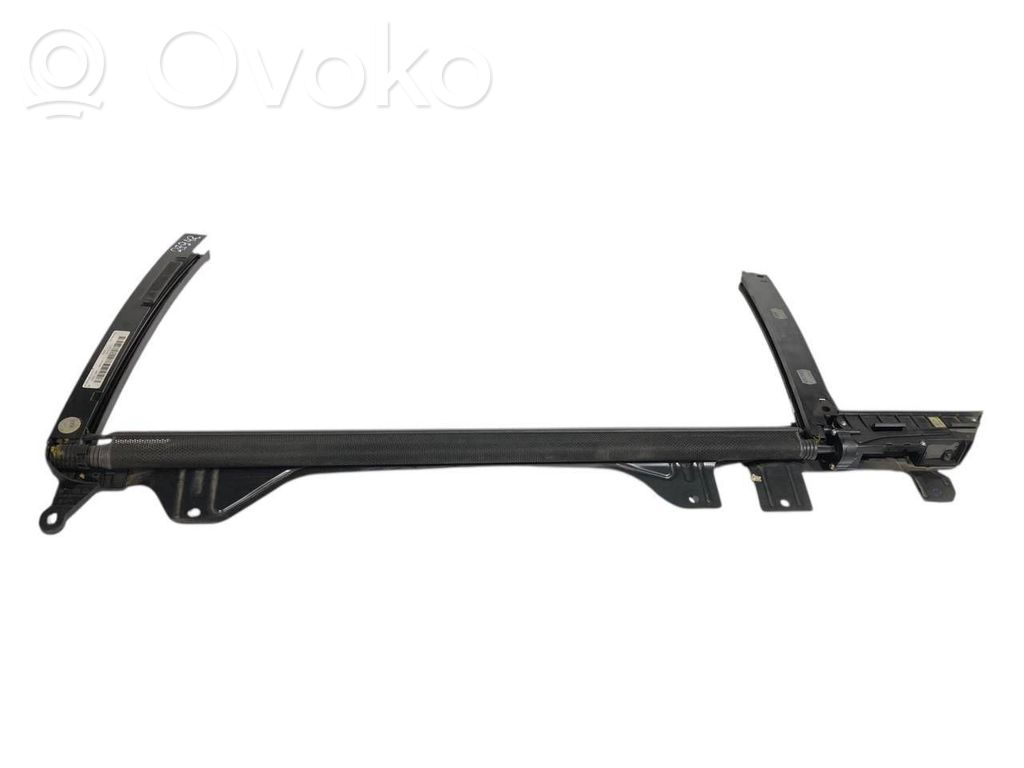 Aizmugurē logu aizkars