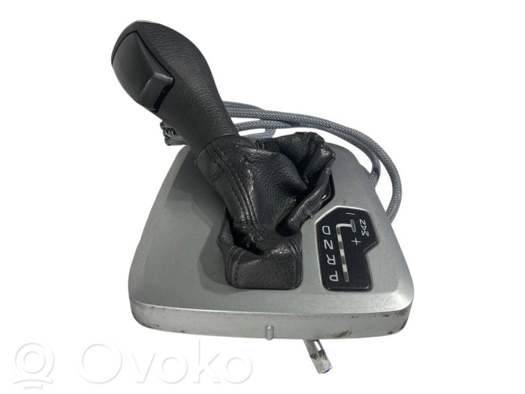 Ātrumu pārslēgšanas sviras dekoratīvā apdare (plastmasas)