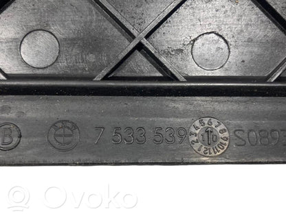 Radiatoru paneļa apakšējā daļa (televizora)