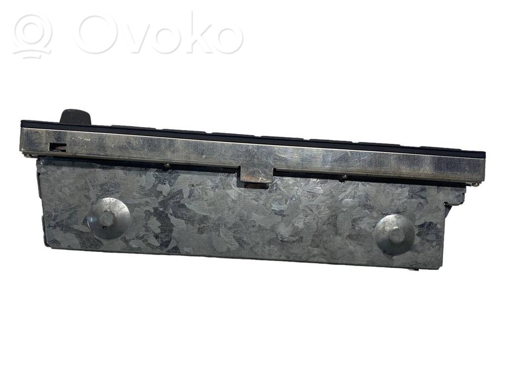 Radio / CD/DVD atskaņotājs / navigācija