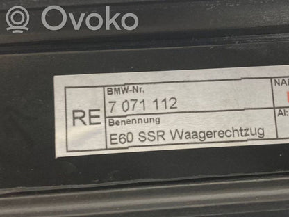 Aizmugurē logu aizkars