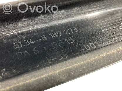 Aizmugurē durvju stikla rāmis