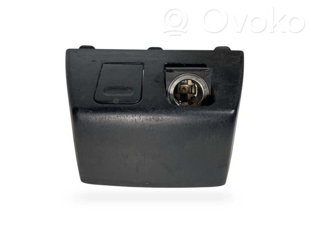 12 V ligzda (aizmugure)
