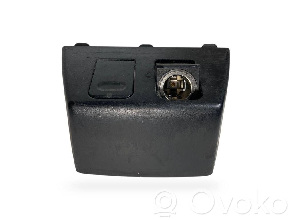12 V ligzda (aizmugure)