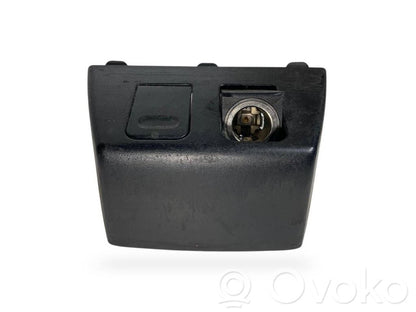 12 V ligzda (aizmugure)